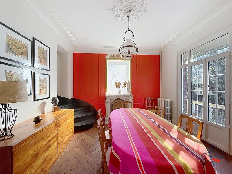 Maison - 240 m² - 10 pièces