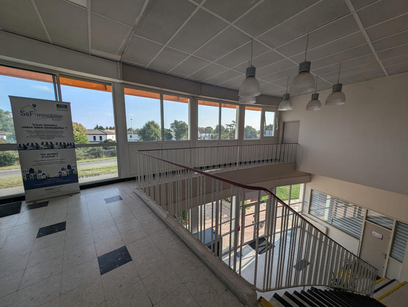 Local commercial - 2 800 m²