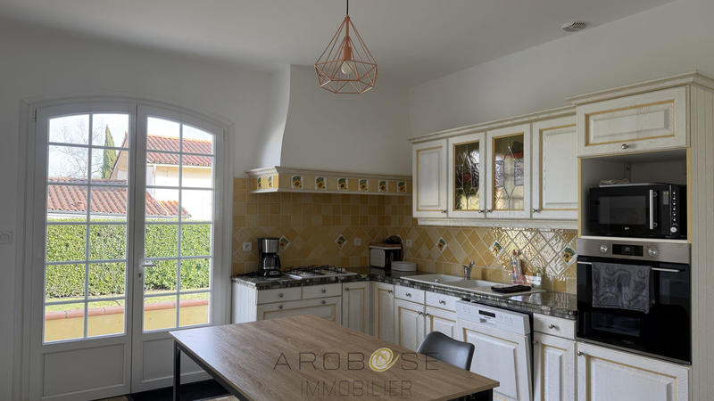 Maison traditionnelle - 220 m² - 7 pièces