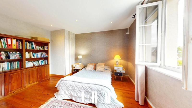 Maison - 352 m² - 8 pièces