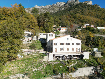 Maison - 420 m² - 19 pièces