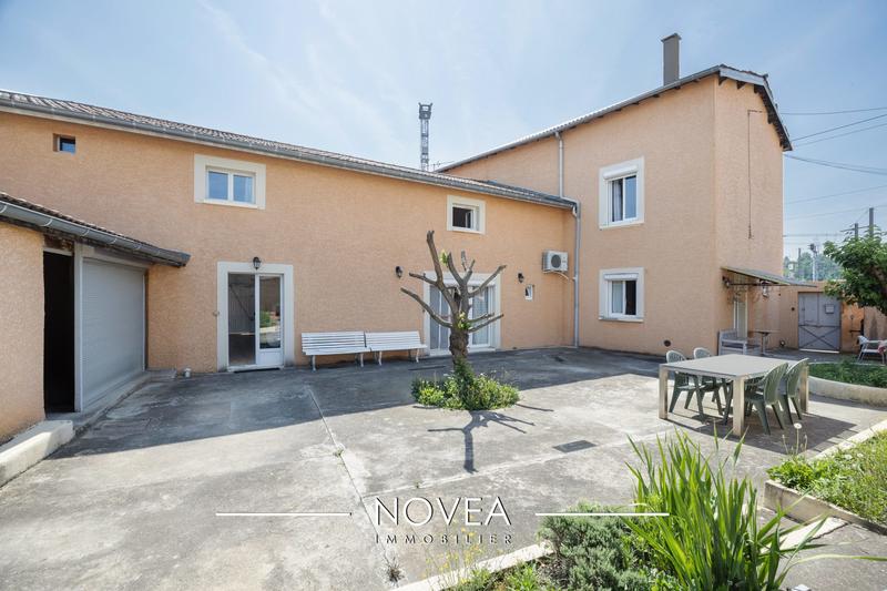 Maison traditionnelle - 259 m² - 8 pièces