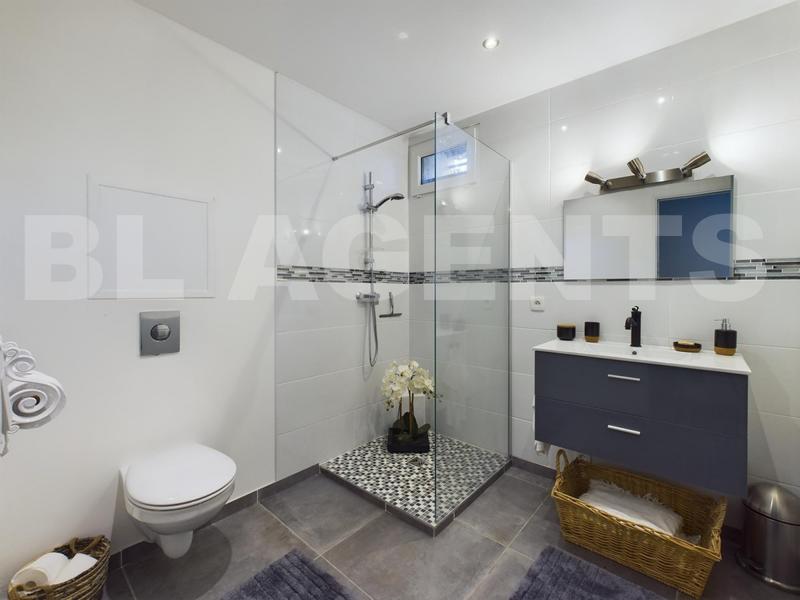 Maison - 294 m² - 9 pièces