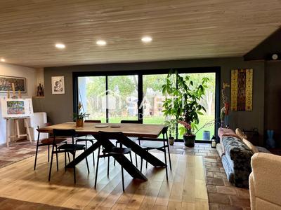 Maison - 240 m² - 6 pièces
