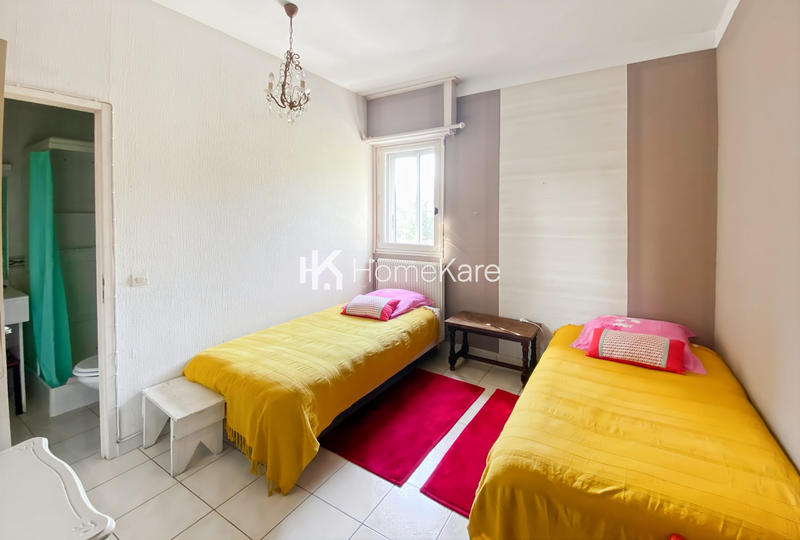 Maison - 270 m² - 9 pièces