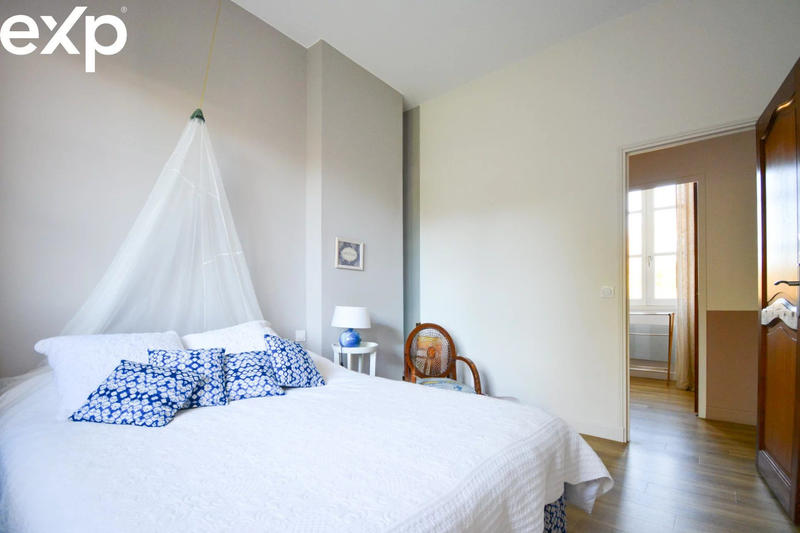 Maison - 300 m² - 9 pièces