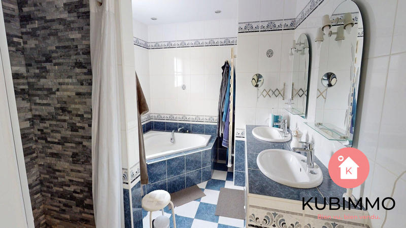 Maison - 210 m² - 8 pièces