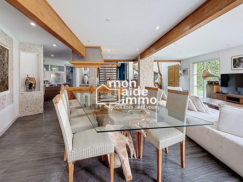 Maison - 220 m² - 6 pièces