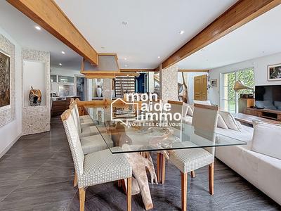 Maison - 220 m² - 6 pièces