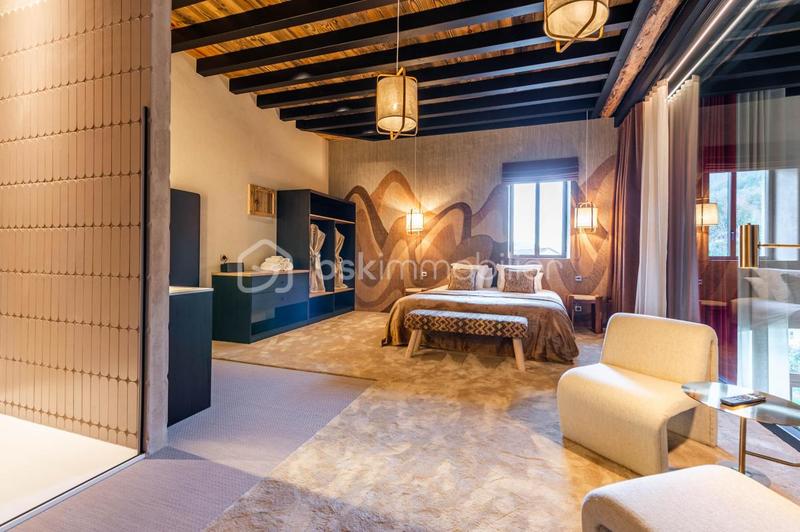 Maison - 303 m² - 8 pièces