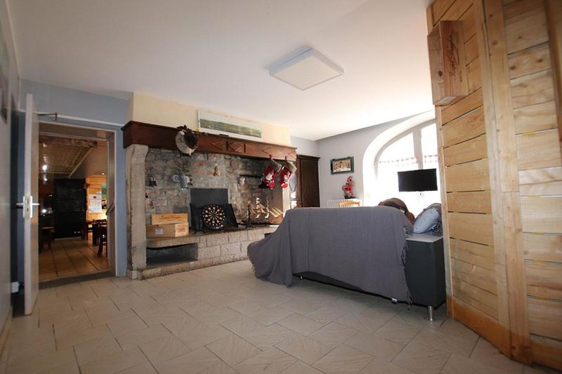 Maison - 1 300 m² - 40 pièces