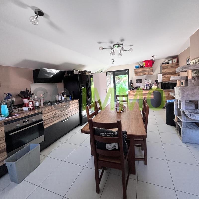 Maison - 920 m² - 5 pièces