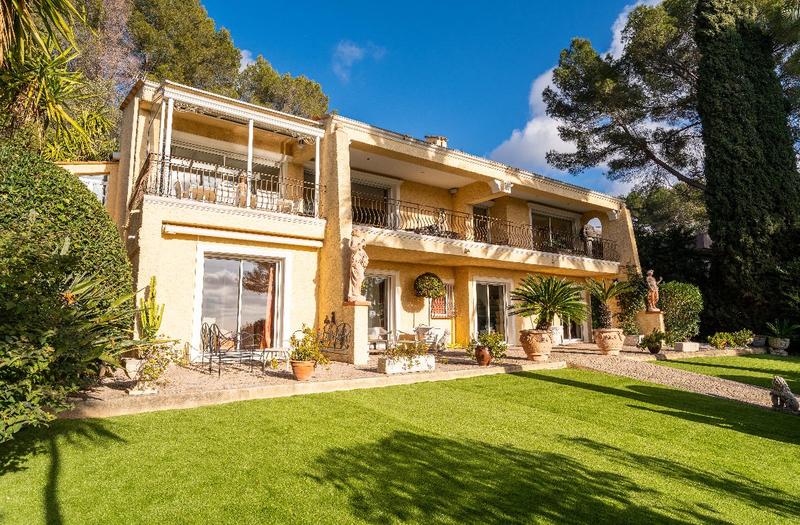 Villa - 270 m² - 6 pièces