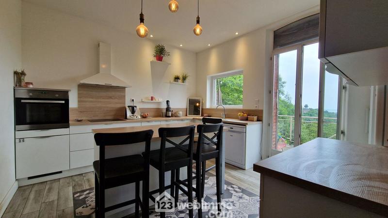 Maison - 214 m² - 9 pièces