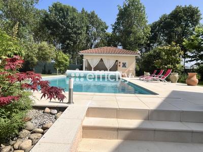 Maison - 236 m² - 8 pièces