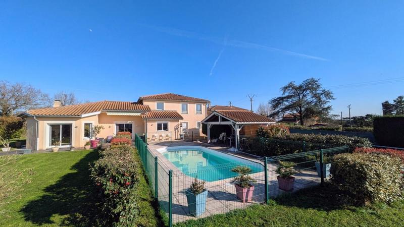 Maison traditionnelle - 212 m² - 8 pièces