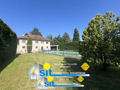 Maison - 270 m² - 9 pièces