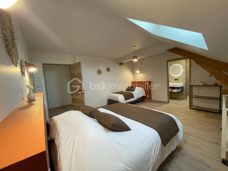 Demeure - 371 m² - 8 pièces