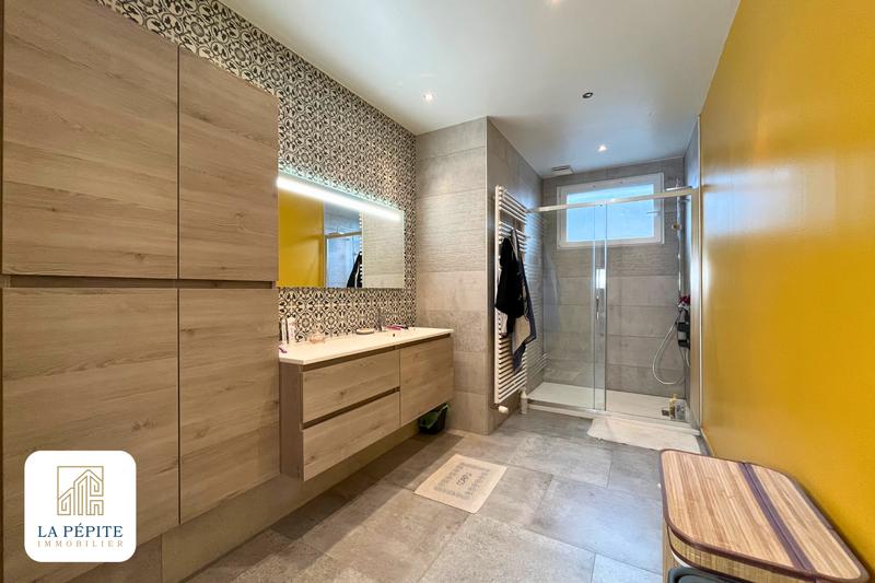 Maison - 305 m² - 13 pièces