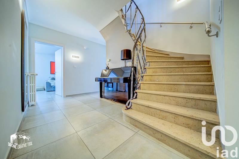 Maison - 250 m² - 10 pièces