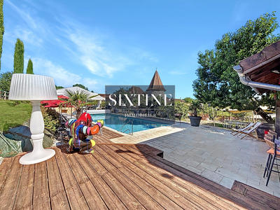 Maison - 3 008 m² - 45 pièces