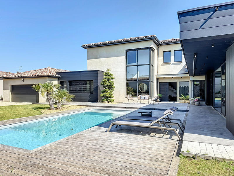 Maison - 243 m² - 8 pièces