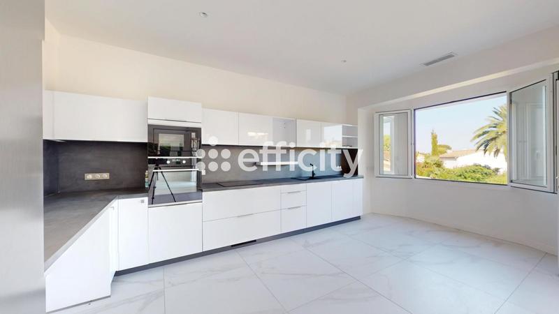 Maison - 260 m² - 7 pièces