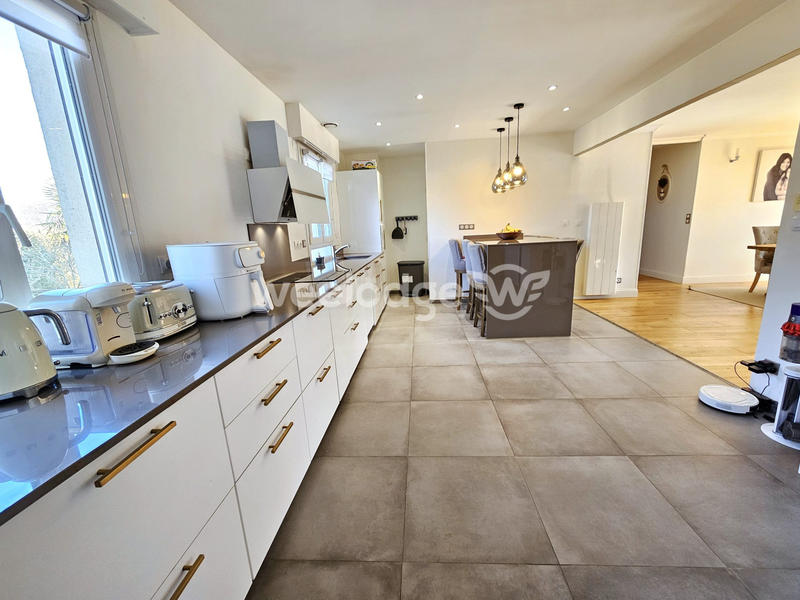 Maison - 220 m² - 9 pièces