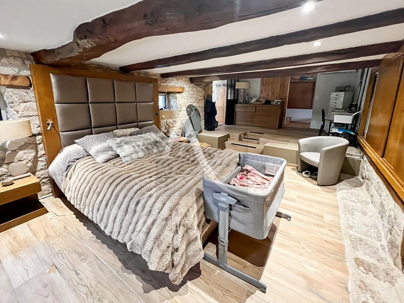 Maison - 230 m² - 8 pièces