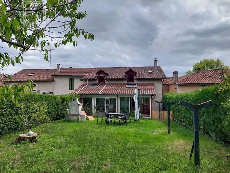Maison - 210 m² - 9 pièces