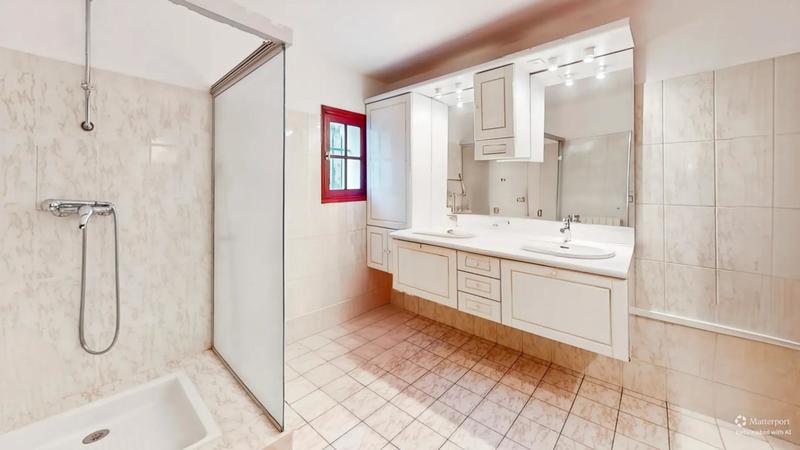 Maison - 236 m² - 9 pièces