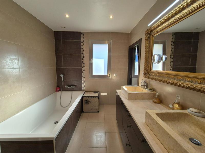 Maison - 471 m² - 15 pièces