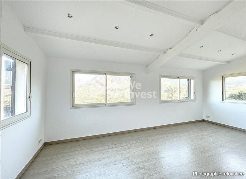 Maison traditionnelle - 230 m² - 9 pièces