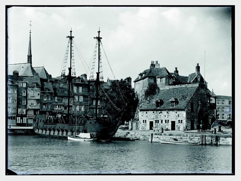Exposition de photographies "Balade dans le Pays d'Auge avec Gabriel Bretoq" par l'association Pays d'Auge au Village Fromager - Livarot