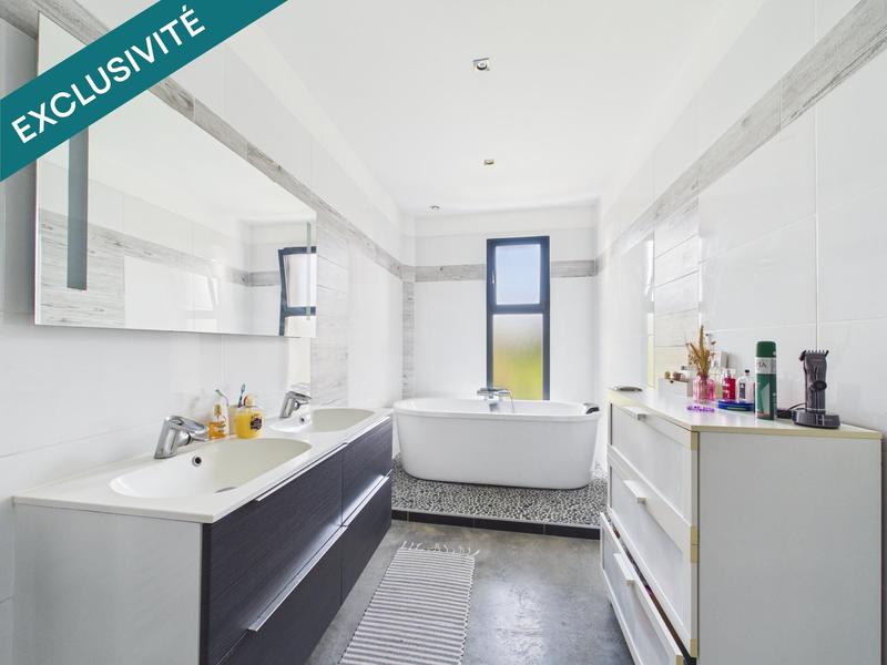 Maison - 270 m² - 10 pièces