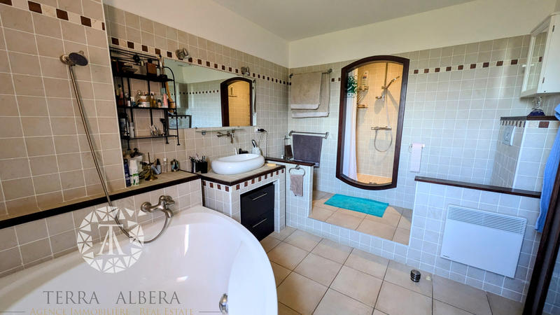 Villa - 212 m² - 8 pièces