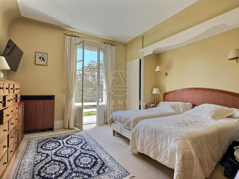 Maison - 249 m² - 10 pièces