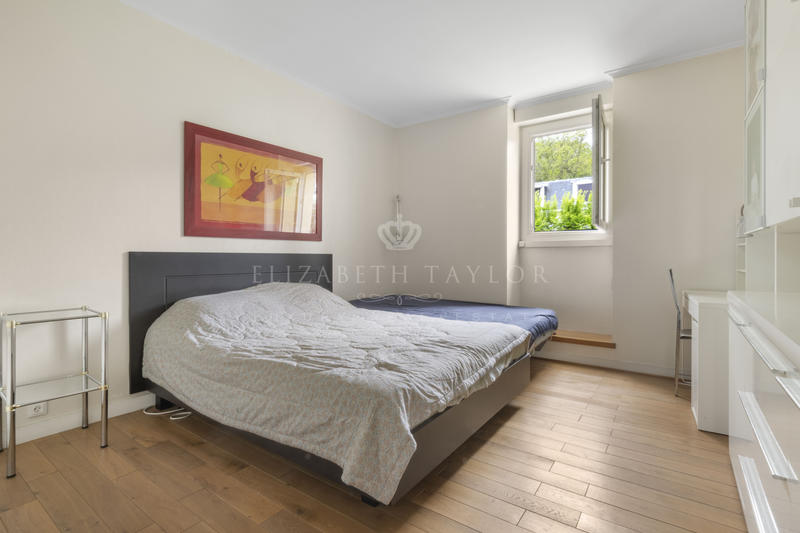 Maison - 298 m² - 10 pièces