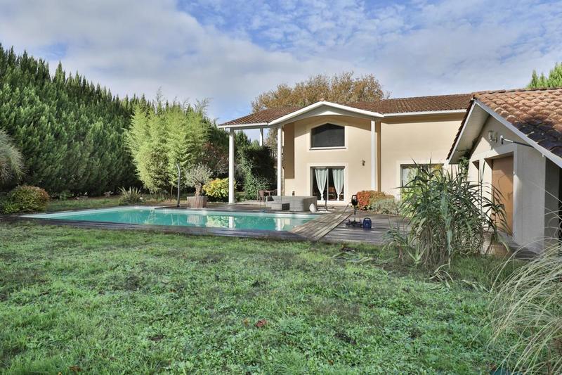 Maison - 220 m² - 5 pièces