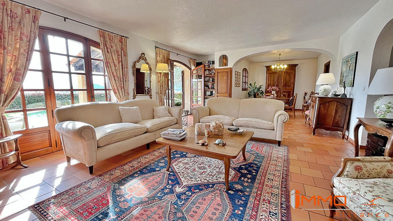 Villa - 215 m² - 9 pièces