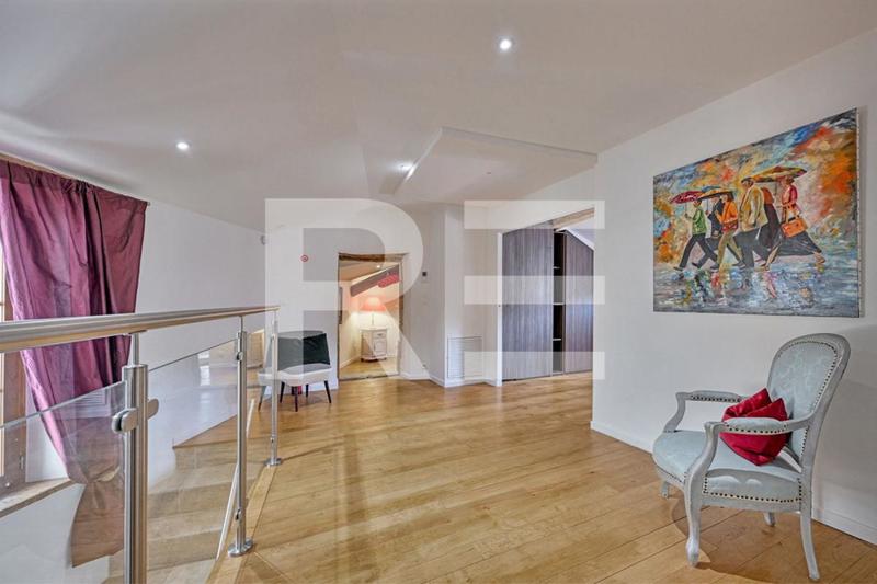 Maison - 245 m² - 9 pièces