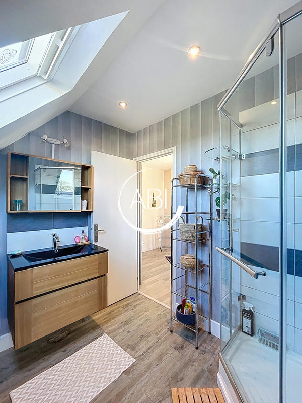 Maison - 201 m² - 9 pièces