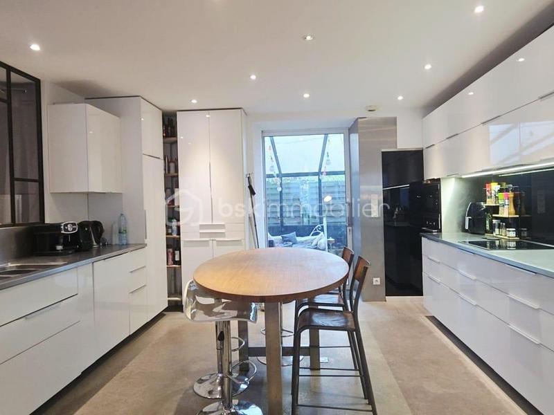 Maison - 266 m² - 10 pièces