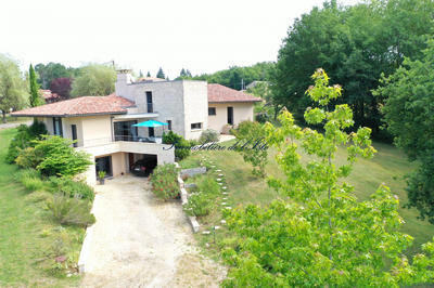 Maison - 248 m² - 9 pièces