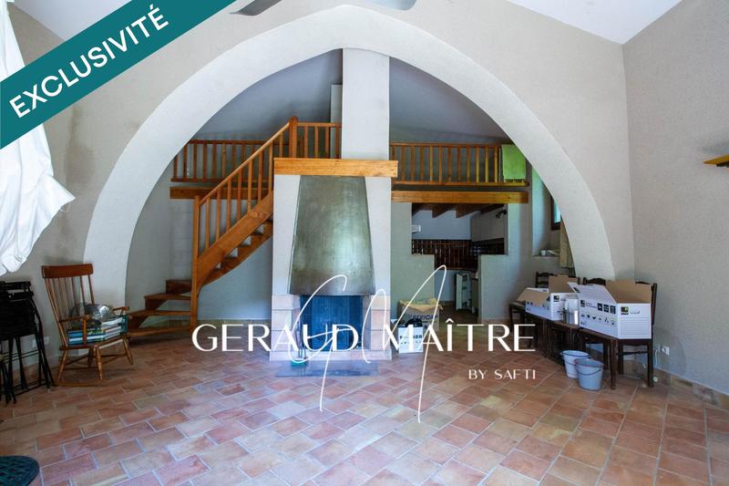 Maison - 1 080 m² - 90 pièces