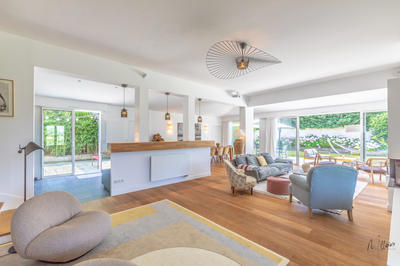 Maison - 275 m² - 10 pièces