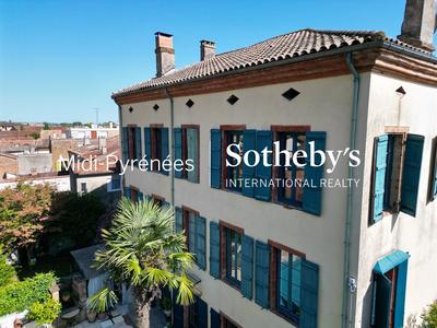 Maison - 450 m² - 11 pièces