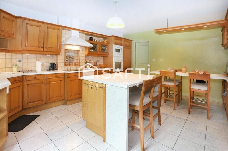 Maison - 290 m² - 8 pièces