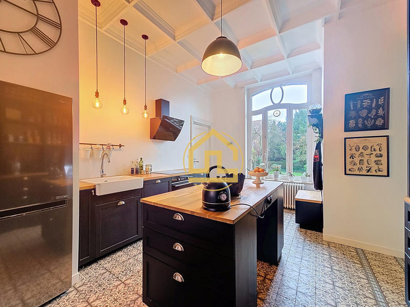 Maison - 275 m² - 10 pièces