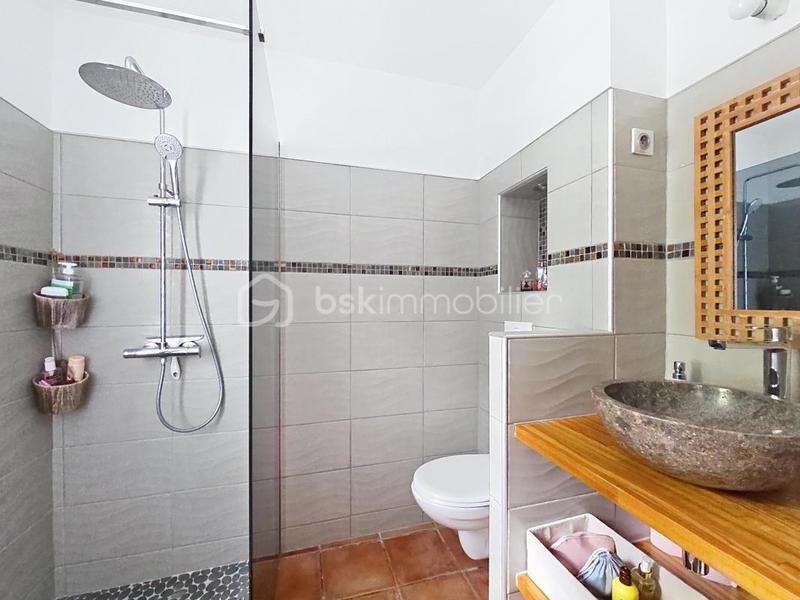 Propriété - 211 m² - 9 pièces